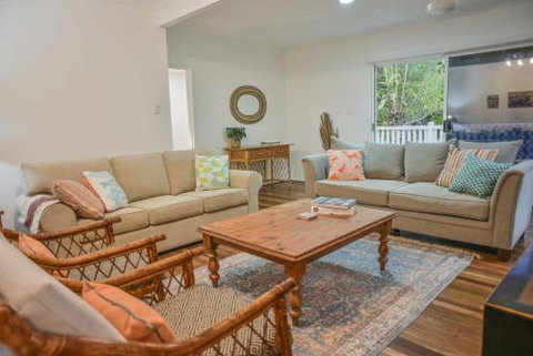 Currimundi Beach House - 1min To Currimundi Lake & Beach - Darwin Holiday 1