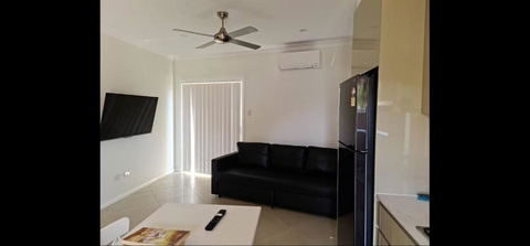 2 Bedroom Modern Home At 61A Glenn St Dean Park NSW - Darwin Holiday 2