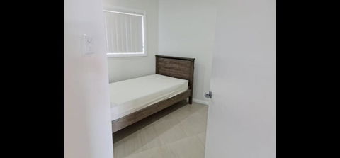 2 Bedroom Modern Home At 61A Glenn St Dean Park NSW - Darwin Holiday 3