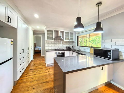 3-BR House Close To Bella Vista & Norwest Express Bus To CBD Free Parking & Wifi - Darwin Holiday 0