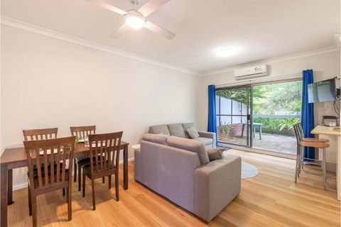 Adriana 4 Open Plan Living With Backyard - Darwin Holiday 3