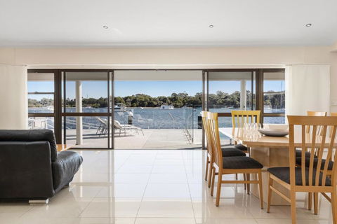 Affordable Riverfront, Pool, Private Pontoon - Darwin Holiday 4