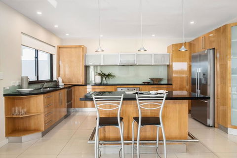 Affordable Riverfront, Pool, Private Pontoon - Darwin Holiday 3