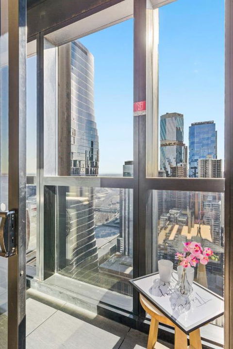 A 2BR Apt On Collins With City Views FREE Parking - Darwin Holiday 4