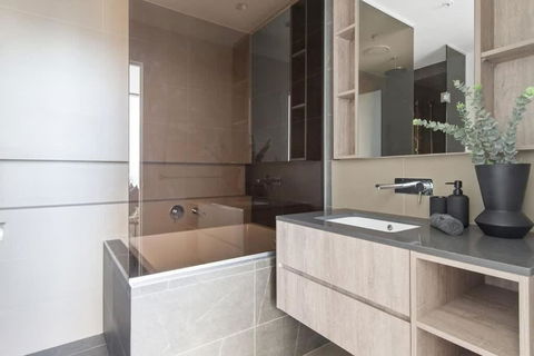 A 2BR Apt With Amazing City Views, FREE Parking - Darwin Holiday 2