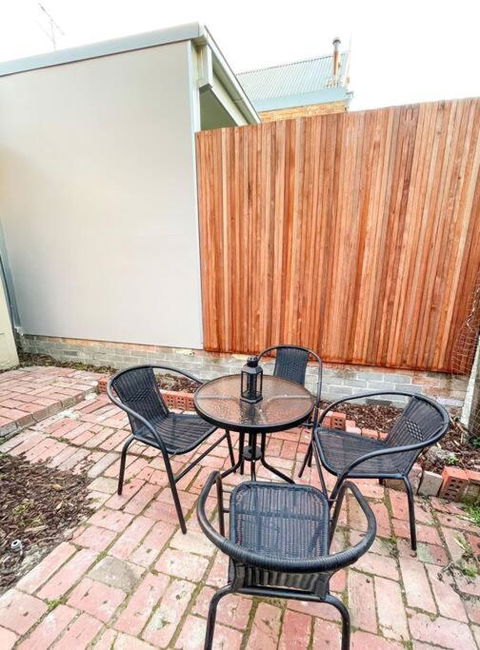 A Beautiful Terrace House With Parking & Courtyard - Darwin Holiday 3