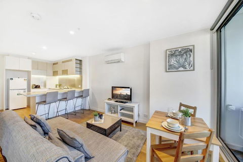 A Chic 2BR Apt Near Southern Cross City Views - Darwin Holiday 0