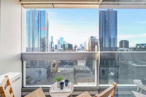 A Chic 2BR Apt Near Southern Cross City Views - Darwin Holiday 1