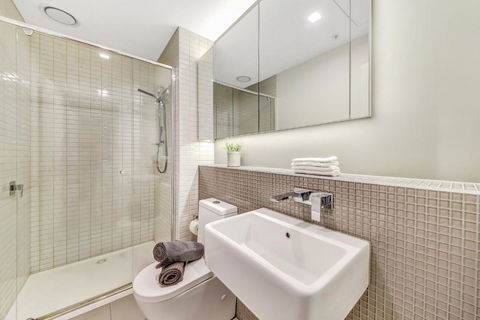 A Chic 2BR Apt Near Southern Cross City Views - Darwin Holiday 4