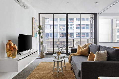 A Chic 2BR Apt Near Southern Cross, With Secure Parking - Darwin Holiday 0