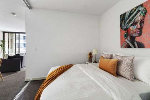 A Chic 2BR Apt Near Southern Cross, With Secure Parking - Darwin Holiday 2