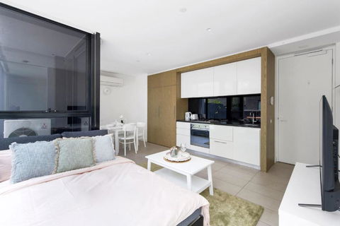 A Chic Apt With A Large Balcony Next To Grand Prix - Darwin Holiday 1