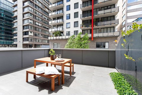A Chic Apt With A Large Balcony Next To Grand Prix - Darwin Holiday 2