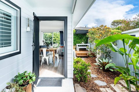 A Chic Coastal Hideaway At Toowoon Bay Beach - Darwin Holiday 0