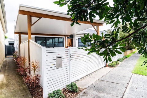 A Chic Coastal Hideaway At Toowoon Bay Beach - Darwin Holiday 1