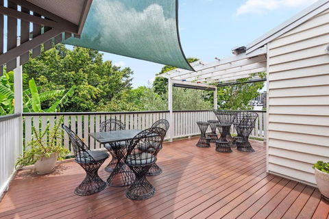 A Colourful Life 4Bed-2Bath-1Car - Queenslander - Darwin Holiday 1