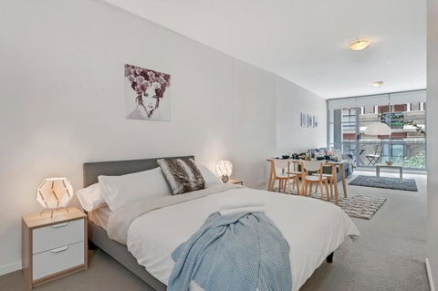 A Comfy & Modern Studio Near Darling Harbour - Darwin Holiday 1