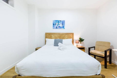 A Coveted Collins Street Pad With Parking - Darwin Holiday 1