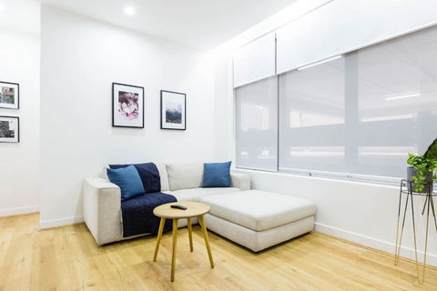 A Coveted Collins Street Pad With Parking - Darwin Holiday 0
