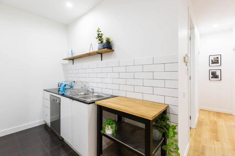A Coveted Collins Street Pad With Parking - Darwin Holiday 3