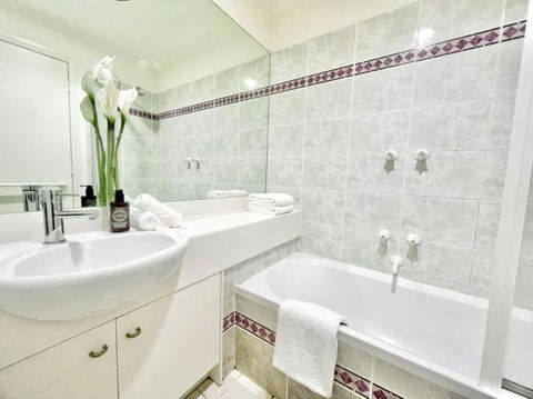 A Cozy 2B2B Apt Next To Carlton Garden W/ Parking - Darwin Holiday 1
