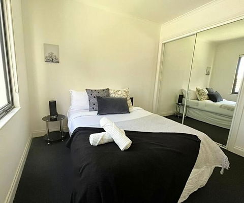 A Cozy 2B2B Apt Next To Carlton Garden W/ Parking - Darwin Holiday 2