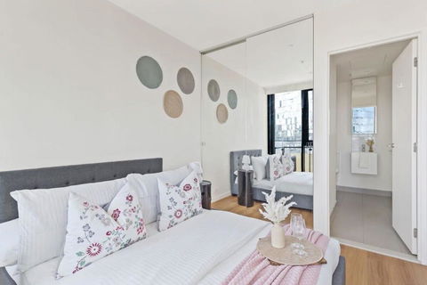A Cozy 2BR Apt Near Crown With City Skyline Views - Darwin Holiday 2