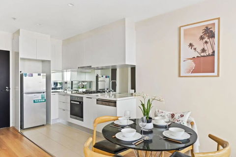 A Cozy 2BR Apt Near Crown With City Skyline Views - Darwin Holiday 4