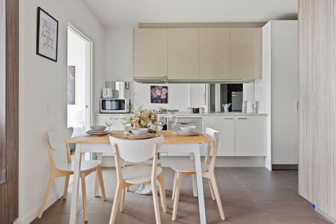 A Cozy 2BR Apt With Harbour Views FREE Parking - Darwin Holiday 4