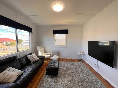 A Delightful Two-bedroom Cottage On Toowoon Bay. - Darwin Holiday 0