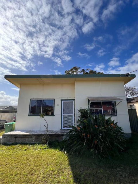 A Delightful Two-bedroom Cottage On Toowoon Bay. - Darwin Holiday 1