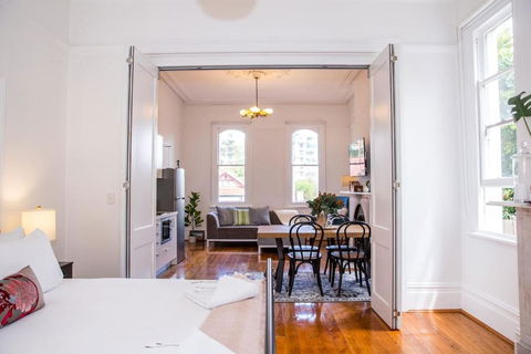 A Designer Apartment With Classic Heritage Details - Darwin Holiday 1