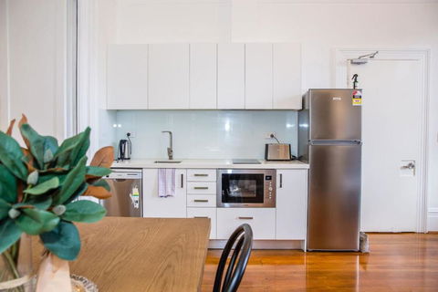 A Designer Apartment With Classic Heritage Details - Darwin Holiday 4