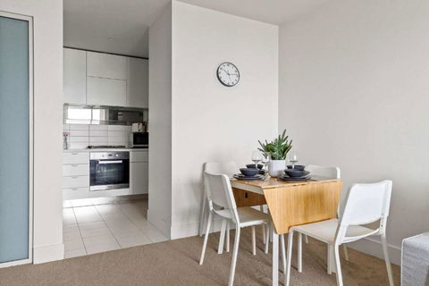 A Modern & Cozy 2BR Apartment With City Views - Darwin Holiday 3