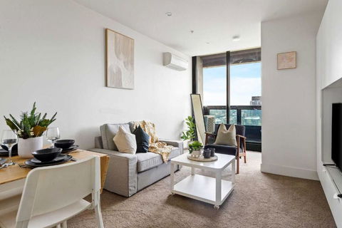 A Modern & Cozy 2BR Apartment With City Views - Darwin Holiday 0