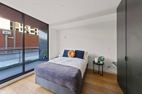 A Modern & Spacious 2BR Apt Near Melbourne Uni - Darwin Holiday 0