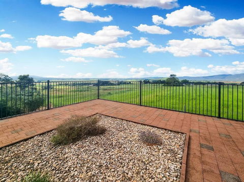 A Picturesque 3 Bedroom House With Splendid Views - Darwin Holiday 0