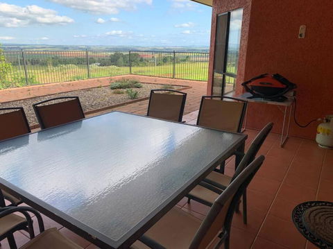 A Picturesque 3 Bedroom House With Splendid Views - Darwin Holiday 1