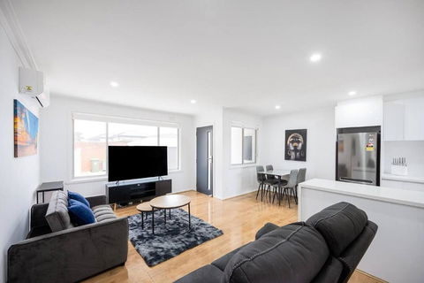A Private Hideaway With Large Backyard And CarParks - Darwin Holiday 0