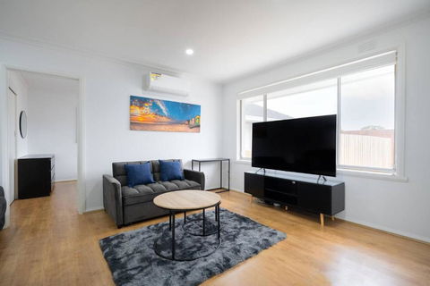 A Private Hideaway With Large Backyard And CarParks - Darwin Holiday 1