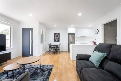 A Private Hideaway With Large Backyard And CarParks - Darwin Holiday 3