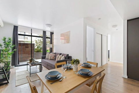 A Spacious 2BR Apt With A Courtyard & FREE Parking - Darwin Holiday 0