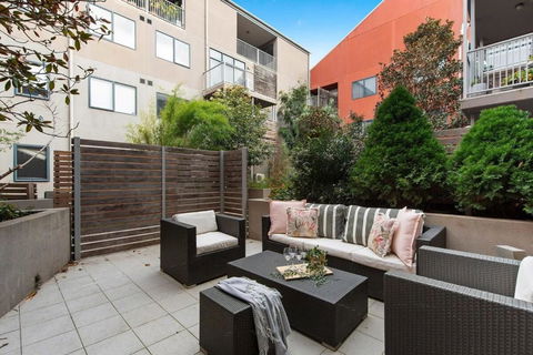 A Spacious 2BR Apt With A Courtyard & FREE Parking - Darwin Holiday 2