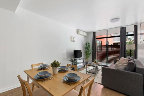 A Spacious 2BR Apt With A Courtyard & FREE Parking - Darwin Holiday 4