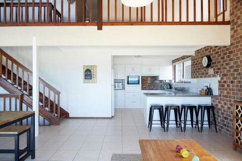 A Stones Throw At Mollymook Beach - Darwin Holiday 2