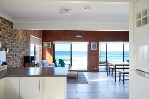 A Stones Throw At Mollymook Beach - Darwin Holiday 3