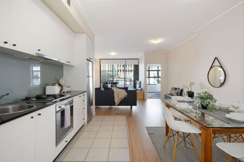 A Stylish & Bright Suite Next To Darling Harbour - Darwin Holiday 1