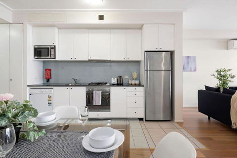 A Stylish & Bright Suite Next To Darling Harbour - Darwin Holiday 4
