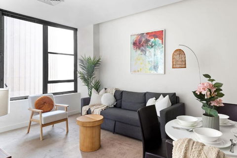 A Stylish & Central 2BR Apt Near Flinders Station - Darwin Holiday 1