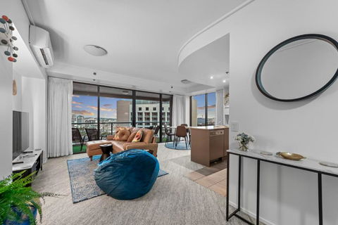 A Touch Of Class - 2Bed-2Bath-1Car-Balcony-Views - CBD - Darwin Holiday 0